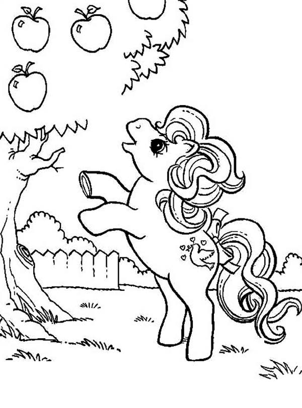 pinkie pie tentando pegar maça